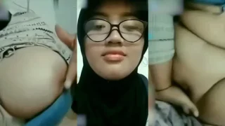Bokep Indo Hijab Kacamata Pamer Meki OmeTV
